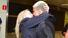 Luísa Sonza é recebida aos beijos por novo namorado em aeroporto