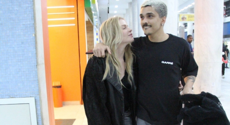 No fim de julho, os dois apareceram pela primeira vez em público quando Chico foi buscar Luísa no aeroporto de Guarulhos, em São Paulo, após ela voltar de uma viagem aos Estados Unidos. O influenciador recebeu a namorada aos beijos e abraços