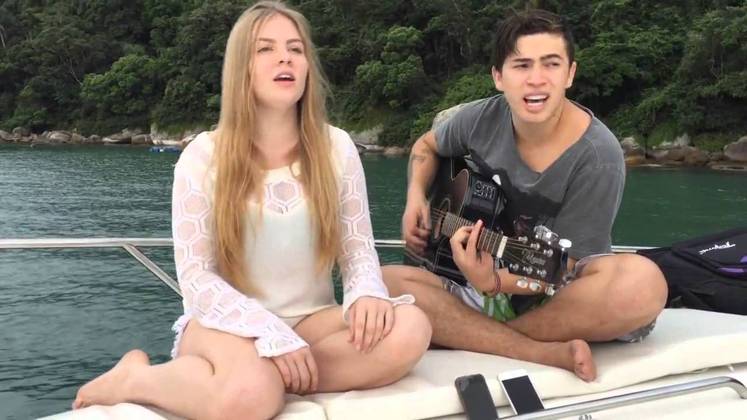 Whindersson e Luísa se conheceram em 2016 nas redes sociais. O youtuber enviava mensagens à cantora no Instagram, já que ela gravava vídeos cantando no YouTube. Após algum tempo, os dois viraram amigos e chegaram a gravar vários covers juntos. Desde o início, eles tiveram em comum a paixão pela música