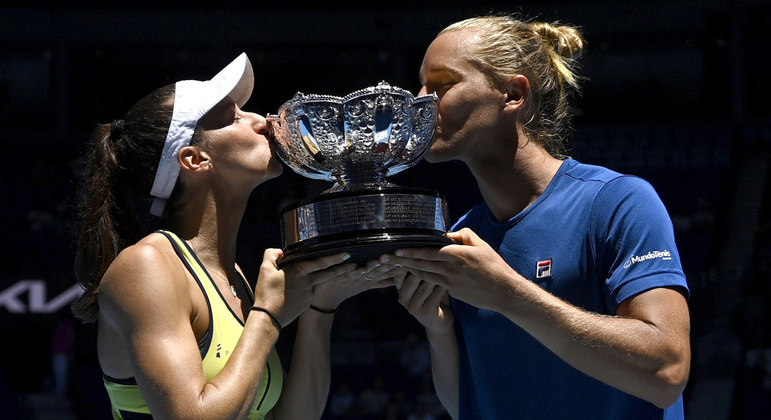 Luisa Stefani e Rafael Matos conquistaram o título de duplas mistas no Aberto da Austrália. Eles formam a primeira dupla 100% brasileira campeã
