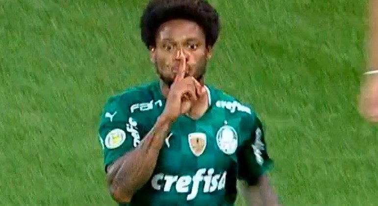 Luiz Adriano se vingou das organizadas. Não teve dúvida: mandou 'calarem a boca'