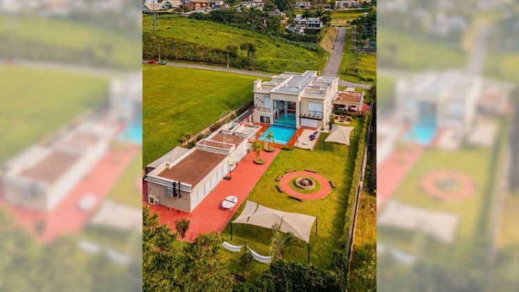 Na área externa do lar, a família contava com piscina (que tem entrada pela parte interna da casa), sauna, salão de festas, garagem para 20 veículos, fogueira e redes de descanso
