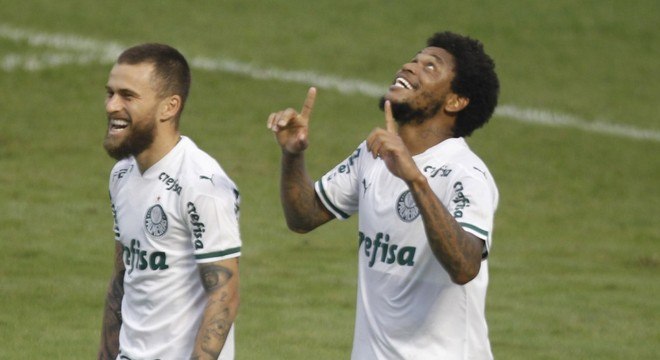 Luiz Adriano comemora com Lucas Lima o gol da vitória do Palmeiras