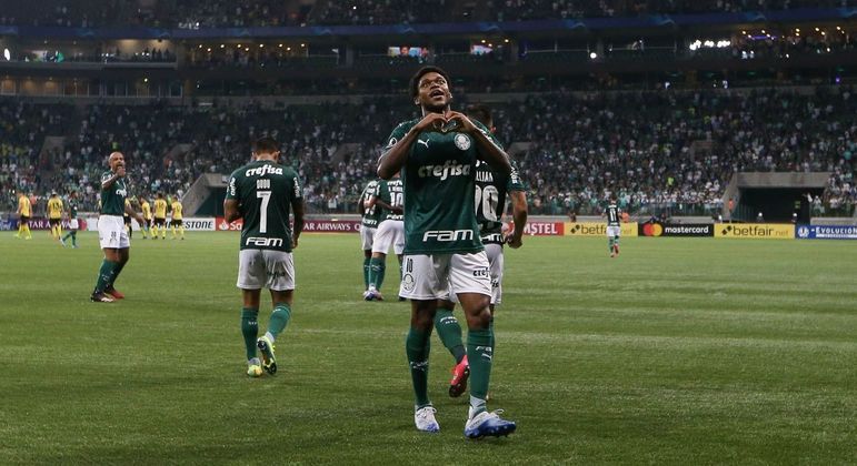 Luiz Adriano comemora gol marcado contra o Guaraní (Paraguai), pela Libertadores 2020
