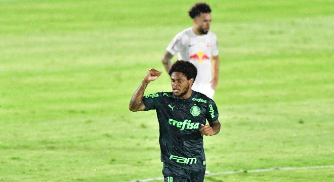 Luiz Adriano comemora um dos gols a vitória do Palmeiras