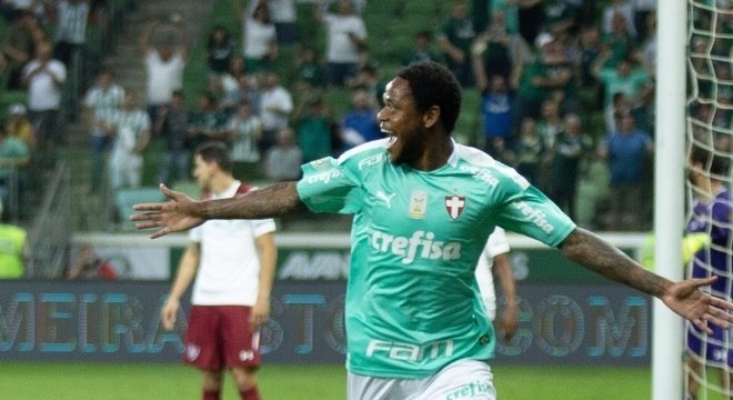 Com três gols, Luiz Adriano determinou a diferença entre os clubes