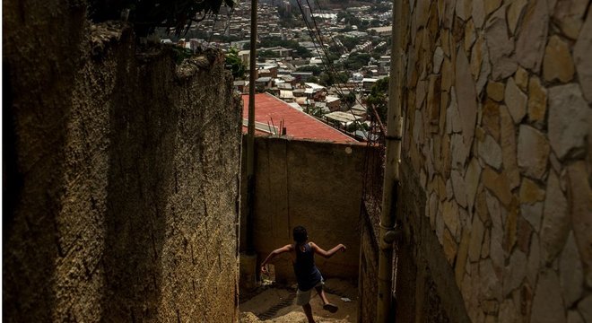 Muitas crianças sonham em conseguir ir morar com os pais no exterior