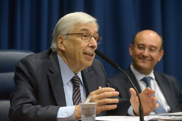 Luiz Antônio Fleury Filho, ex-governador de São Paulo, morreu na terça-feira (15), na capital paulista, aos 73 anos de idade. Nascido e criado em São José do Rio Preto e Porto Feliz, Fleury foi deputado, promotor de Justiça e professor de direito. Filiado ao MDB-SP, ele era membro da Executiva Estadual. Em 1973, formou-se bacharel em direito e, no mesmo ano, foi aprovado no concurso para a promotoria pública, após ter dedicado nove anos à carreira de policial militar, chegando ao posto de tenente.