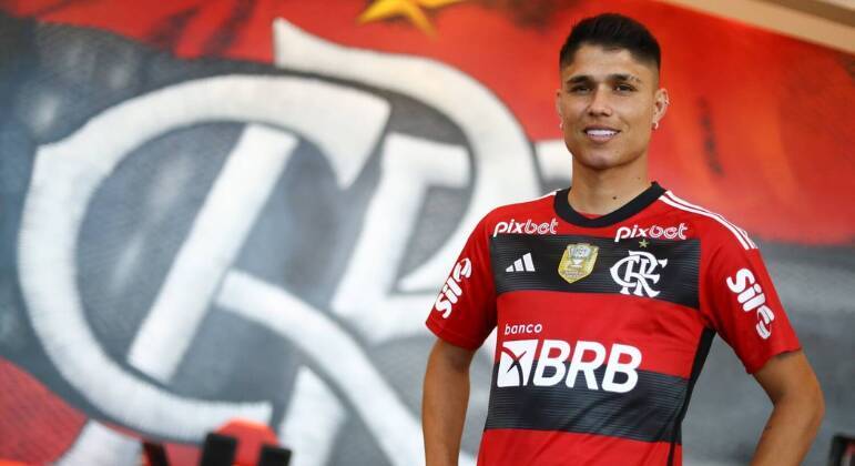 3. Luiz Araújo – Flamengo Há uma semana, Luiz chegou ao Flamengo após passar duas temporadas no Atlanta United, disputando a MLS (Major League Soccer). O atleta custou cerca de R$ 48 milhões aos cofres do Rubro-Negro