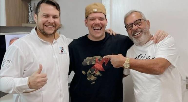 Dentista Fausto Roberto ao lado do cantor Ferrugem e do pai do cantor, Luiz Carlos
