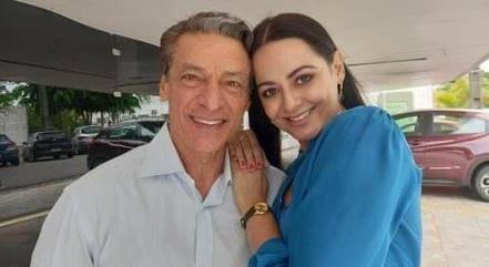 Luiz Carlos Vasconcelos e Fabíola Ataíde nos bastidores de "Cangaço Novo"