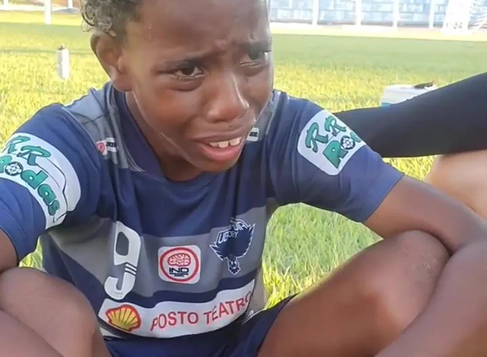 Luiz Eduardo chorando, depois da vitória, acusou treinador rival. "Fecha o preto, aí, ó"