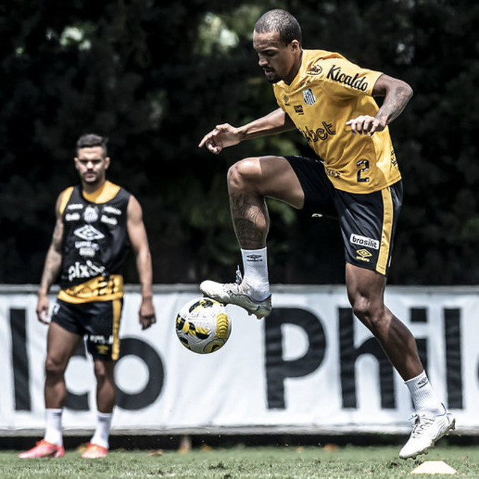 Luiz Felipe domina bola em treino no CT Rei Pelé: confronto com o Corinthians