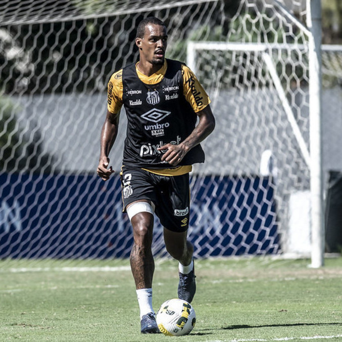 Zagueiro Luiz Felipe chegou a treinar neste sábado, mas deve ser baixa no Peixe