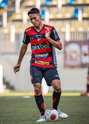 Luiz Felipe chamou a atenção pela intensidade no meio-campo