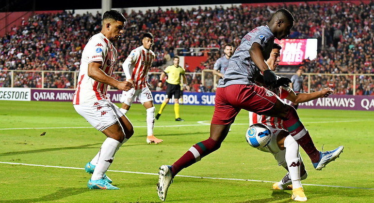 Luiz Henrique em disputa de bola durante a partida entre Fluminense e Unión Santa Fe