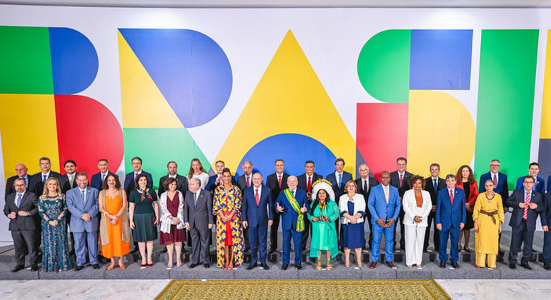 Luiz Inácio Lula da Silva (no centro) em pose com os ministros do seu novo governo