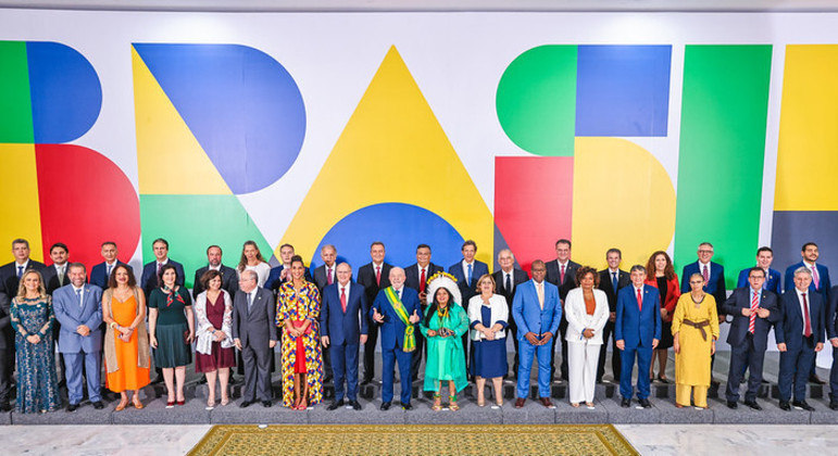 Luiz Inácio Lula da Silva (ao centro) em pose com os ministros do seu novo governo