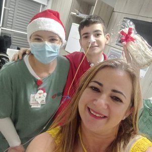 Luiz e a mãe durante o Natal, no hospital