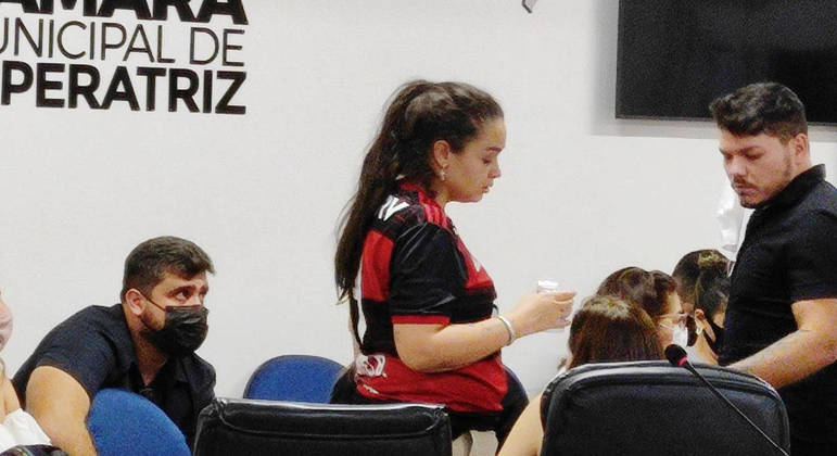  Artista estava muito abalada durante o velório do sertanejo