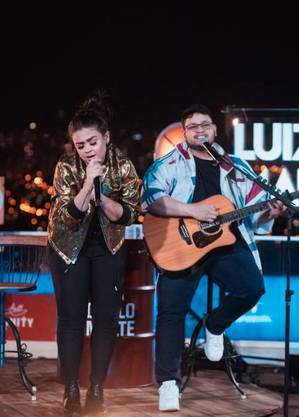 Luiza e Maurílio formaram dupla sertaneja após cantarem juntos em um Karaoke  