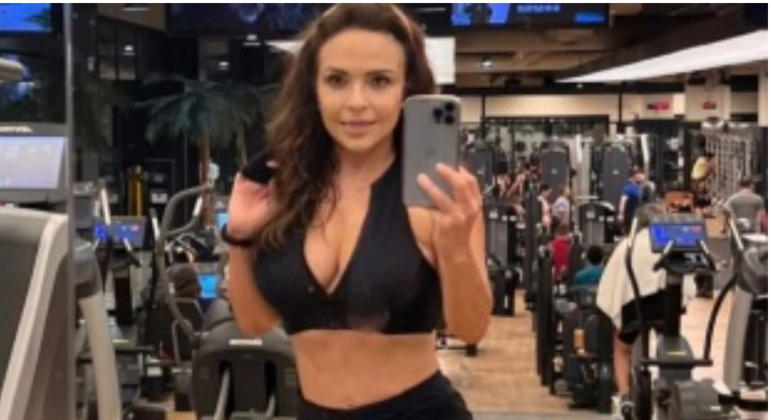 Luiza Tomé faz foto durante exercícios em academia
