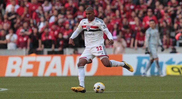 Luizão em partida pelo São Paulo diante do Athletico-PR