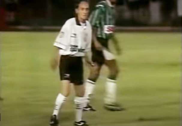Luizinho tem uma curiosidade: Em 1996, quando tinha 65 anos, jogou por cinco minutos no jogo entre Corinthians e Coritiba para ser homenageado pelos trabalhos prestados. Este foi o seu jogo 607. Morreu em 1998, aos 67 anos