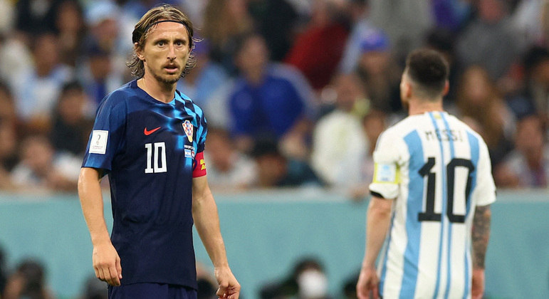 Luka Modric e Lionel Messi travaram um duelo cerebral no meio-campo do Lusail