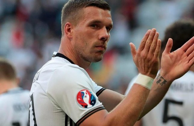 Lukas Podolski (atacante — alemão — 36 anos): já se declarou ao Brasil e foi sondado por clubes do país, como o Fortaleza. Está no Górnik Zabrze, da Polônia.
