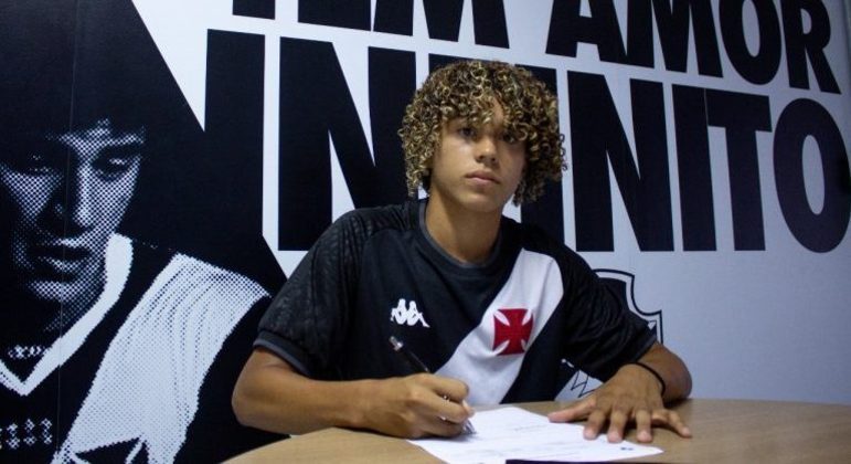 Lukas Zuccarello assinou contrato com o Vasco