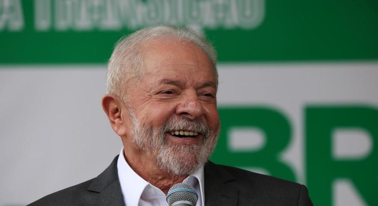 O presidente eleito Luiz Inácio Lula da Silva em discurso no grupo de transição