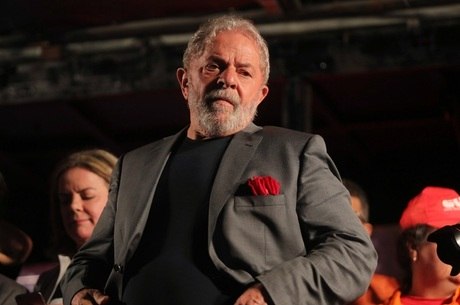 Lula precisa se entregar atÃ© as 17h de hoje