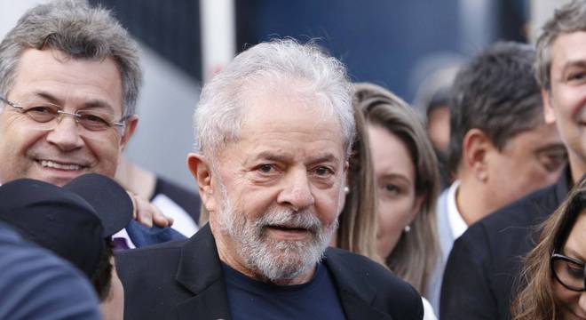 O ex-presidente Luiz Inácio Lula da Silva, após se solto em Curitiba