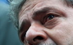 O então presidente do Brasil, Luiz Inácio Lula da Silva, chora durante 'Ato pela Paz', realizado em função da morte do então prefeito de Santo André, Celso Daniel