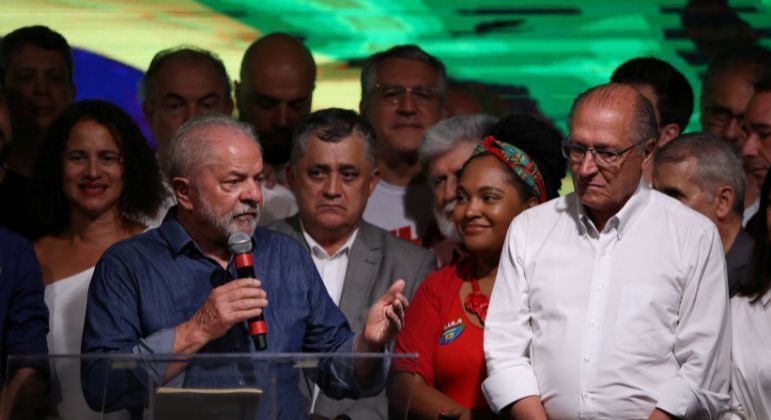 Luiz Inácio Lula da Silva (PT) discursa, ao lado do vice, Geraldo Alckmin (PSB), após vencer eleição