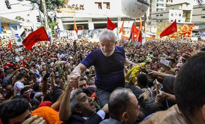 O ex-presidente Luiz Inácio Lula da Silva discursou em cima de um carro de som, em São Bernardo do Campo (SP), neste sábado (7). O petista admitiu que vai se entregar às autoridades, uma vez que há uma ordem de prisão contra ele, mas disparou contra o juiz federal Sérgio Moro, que o condenou. Após o evento, o ex-presidente foi conduzido pela multidão