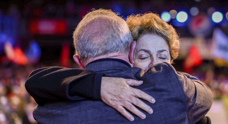 Lula abraça Dilma em Ato pela Soberania do Brasil, em Porto Alegre