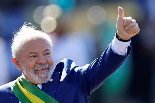 Lula acena para o público no desfile do 7 de Setembro na Esplanada dos Ministérios, em Brasília
