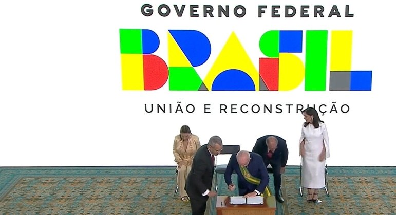 Lula assina decreto que institui estrutura do governo