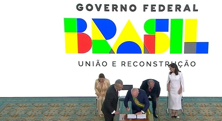 Lula assina decreto que institui estrutura do governo