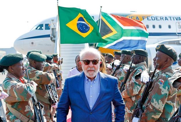 Lula chega à África do Sul para participar da reunião do Brics