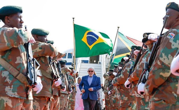 Lula chega à África do Sul para participar da reunião do Brics