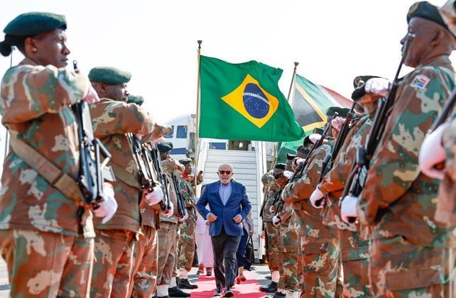 Lula chega à África do Sul para participar da reunião do Brics