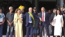 Lula sobe a rampa do Palácio do Planalto e recebe a faixa presidencial
