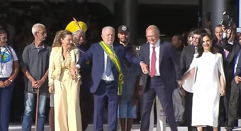 Lula sobe a rampa do Palácio do Planalto e recebe a faixa presidencial -  Notícias - R7 Brasília
