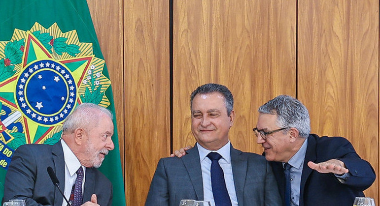 Lula com os ministros Rui Costa (Casa Civil) e Alexandre Padilha (Relações Institucionais)