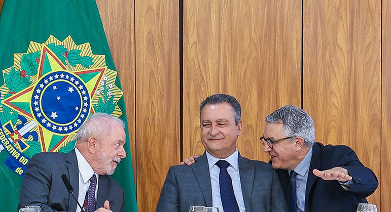Lula com os ministros Rui Costa e Alexandre Padilha em reunião do Conselho Político da Coalizão