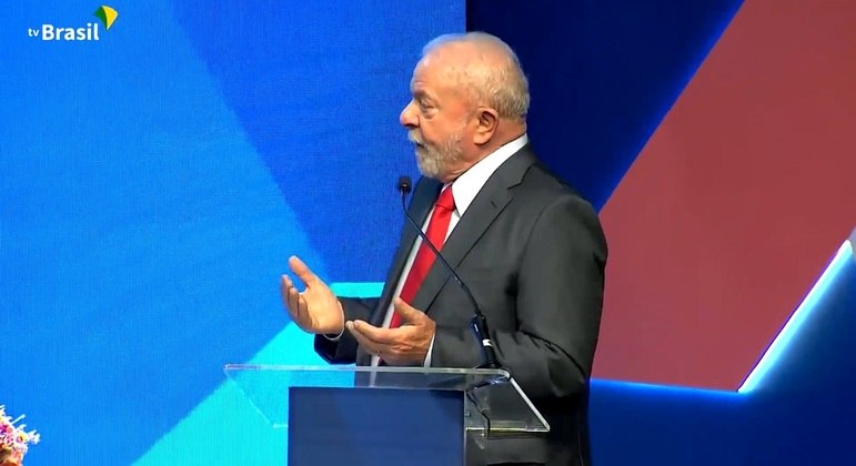 Lula discursa durante cerimônia de posse da presidente da Caixa