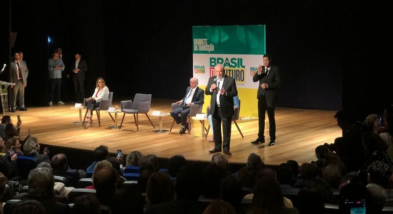 Presidente eleito, Luiz Inácio Lula da Silva, discursa para parlamentares em Brasília